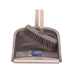 Reinigungsset mit Besen und Kehrschaufel