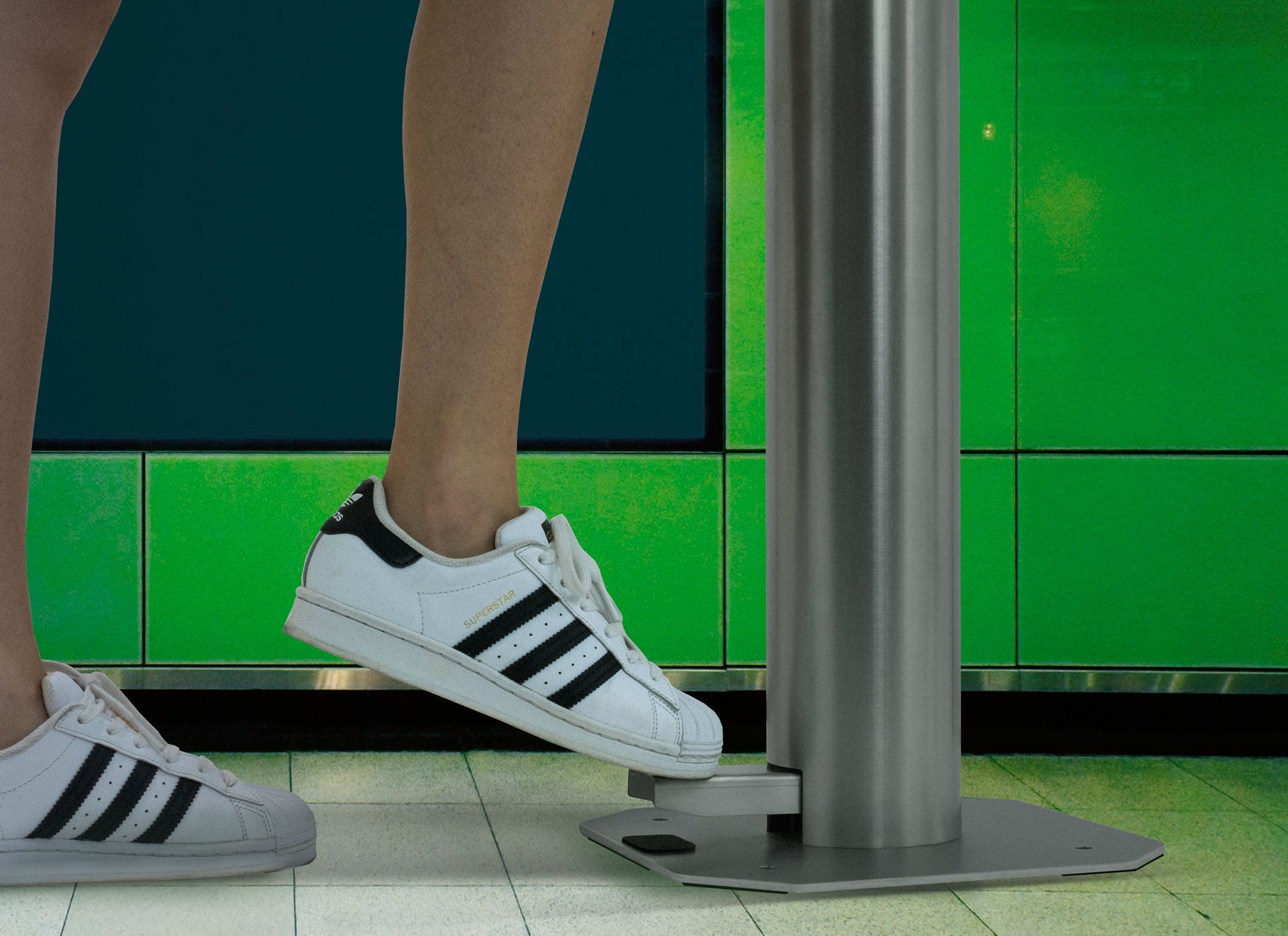 Dispenser cu pedală pentru dezinfectant